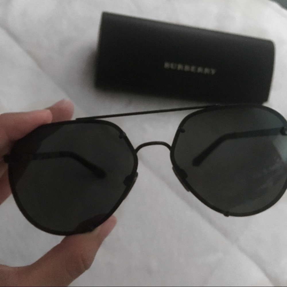 SOLD ❌ Burberry Aviator Sunglasses - Picture 4 of 8